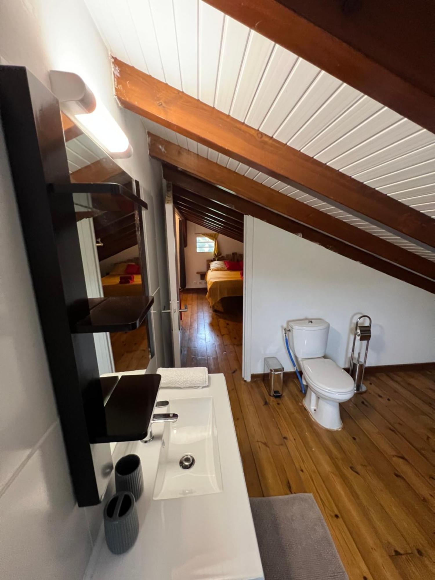 Villa Au Calme Avec Jacuzzi, Villa Le Boursoie Les Abymes Exterior foto