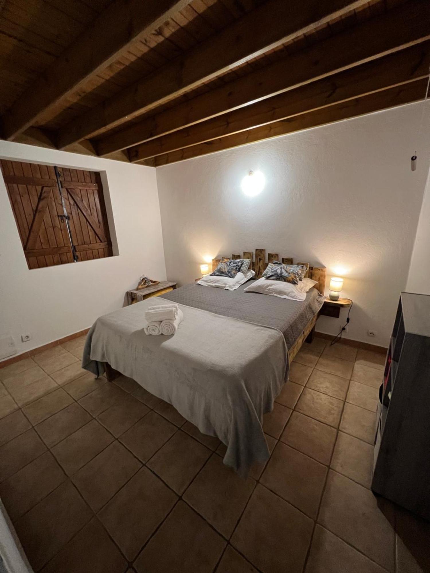 Villa Au Calme Avec Jacuzzi, Villa Le Boursoie Les Abymes Exterior foto